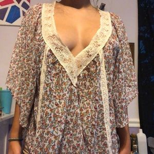 SPICEY FLORAL V-TOP